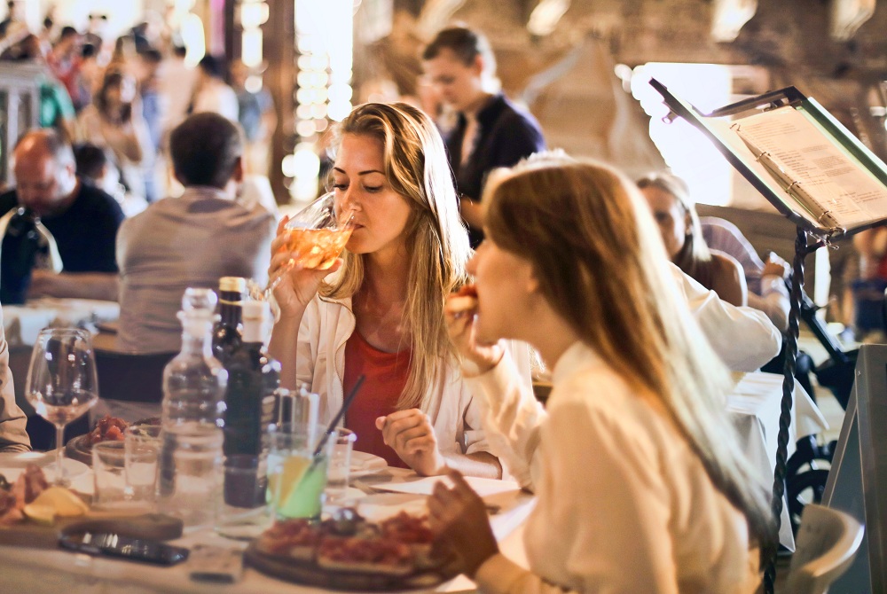 Dining Etiquette in Foreign Countries: The Dos and Don’ts of Eating Out